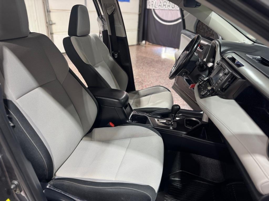 Toyota RAV4 XLE AWD (Natl) 2017