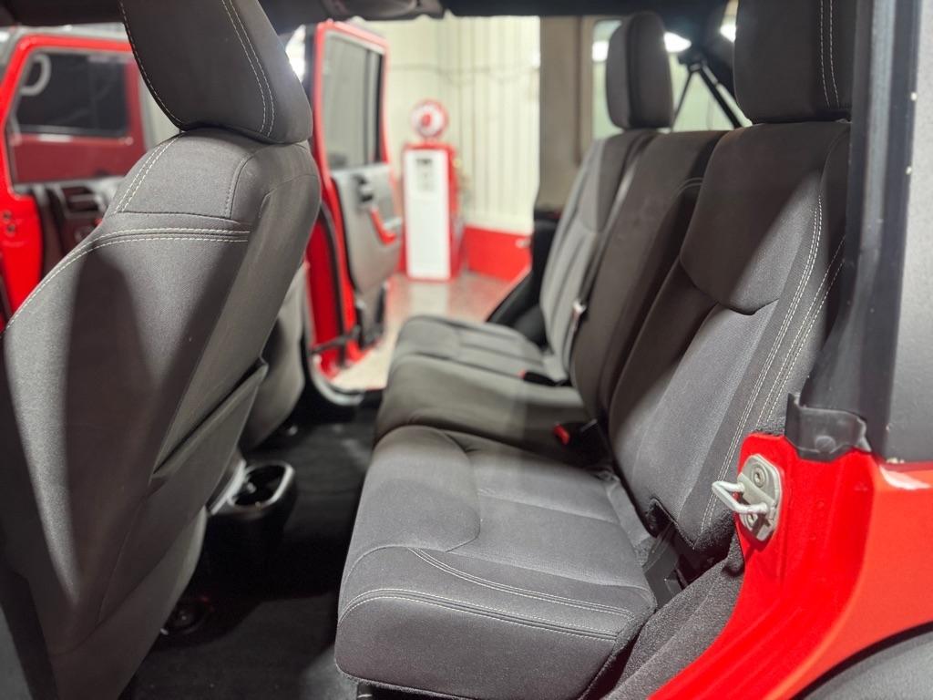 Jeep Wrangler Unlimited 4WD 4dr Sahara 2013