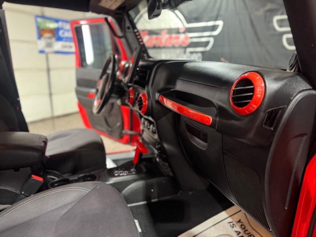 Jeep Wrangler Unlimited 4WD 4dr Sahara 2013