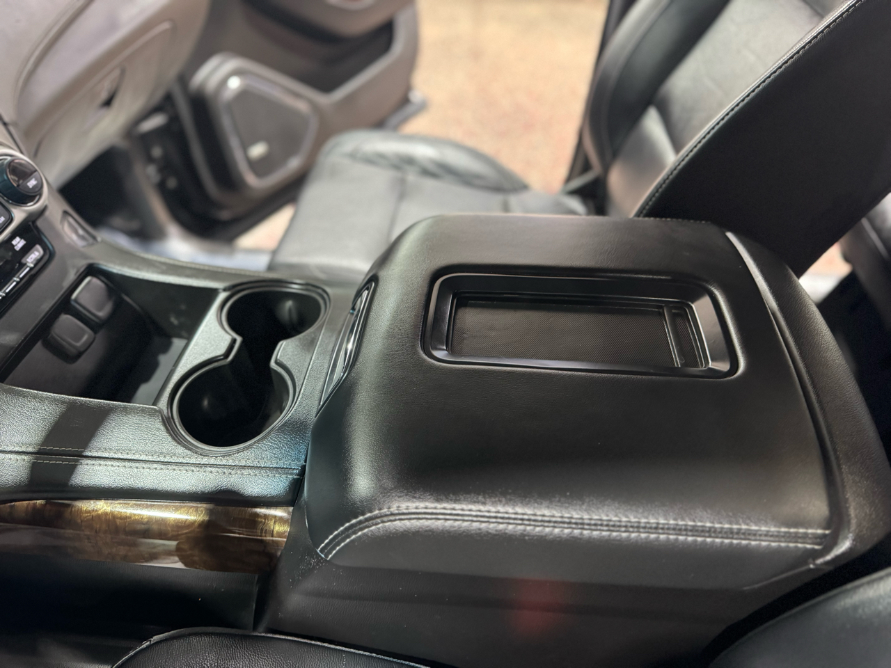 Chevrolet Suburban 4WD 4dr 1500 LT 2019