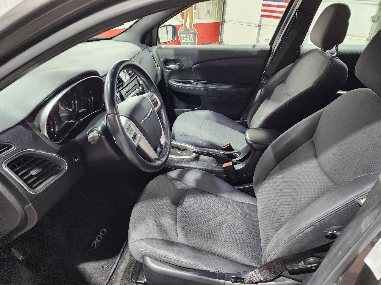 Chrysler 200 4dr Sdn Touring 2014