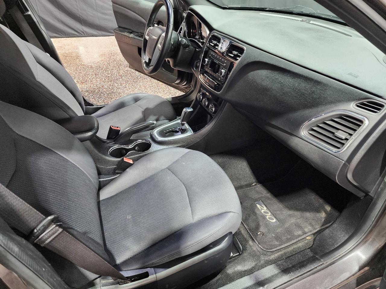 Chrysler 200 4dr Sdn Touring 2014