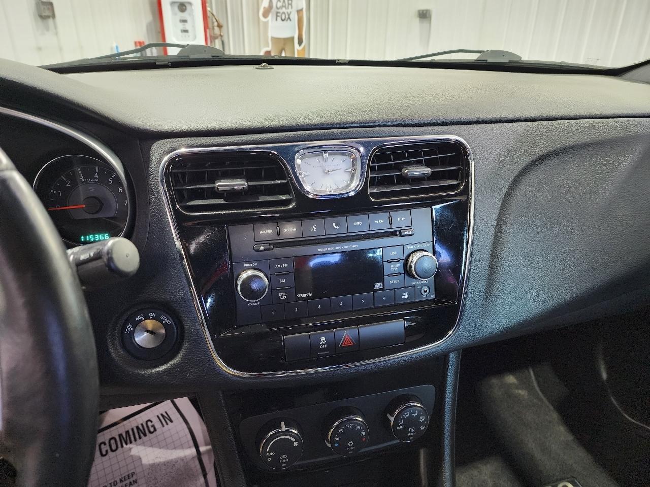 Chrysler 200 4dr Sdn Touring 2014