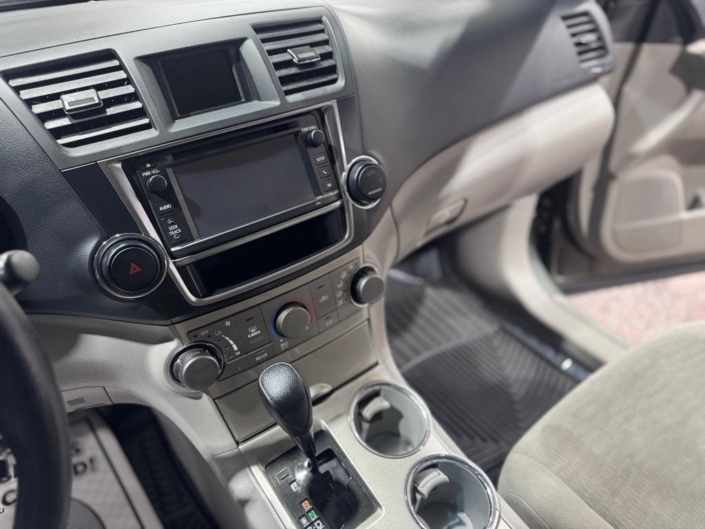 Toyota Highlander FWD 4dr I4 (Natl) 2013