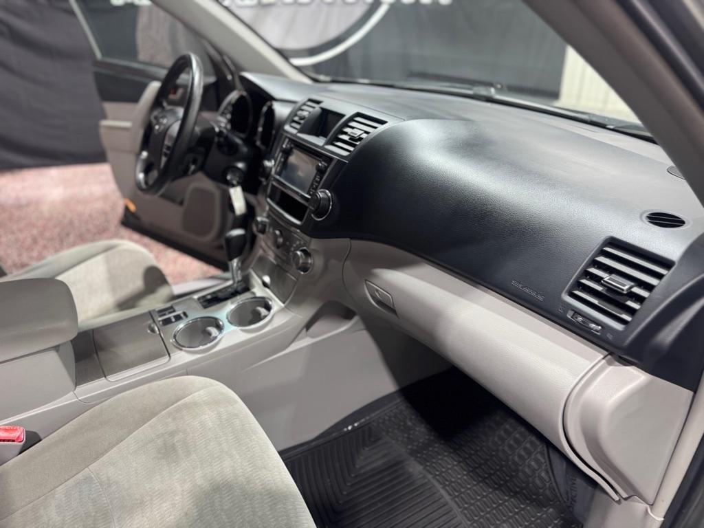 Toyota Highlander FWD 4dr I4 (Natl) 2013