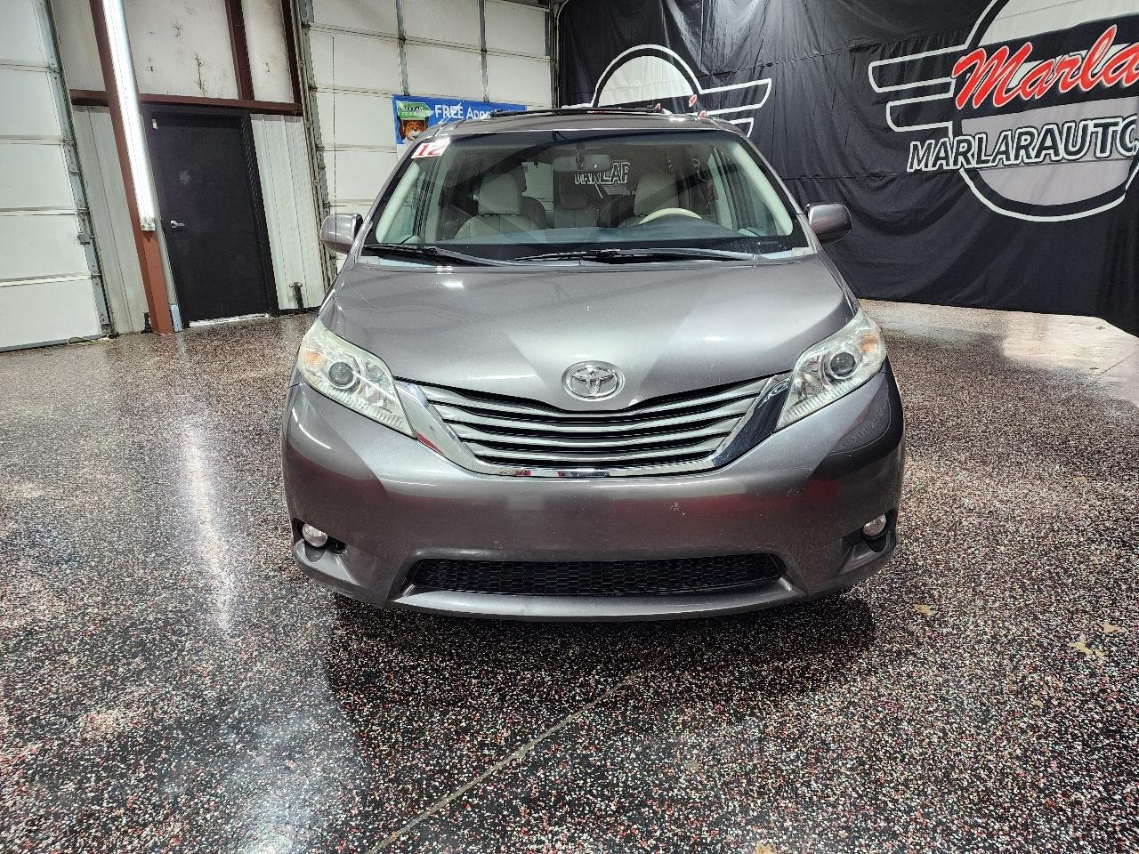 Toyota Sienna 5dr 7-Pass Van V6 XLE AAS FWD (Natl) 2012