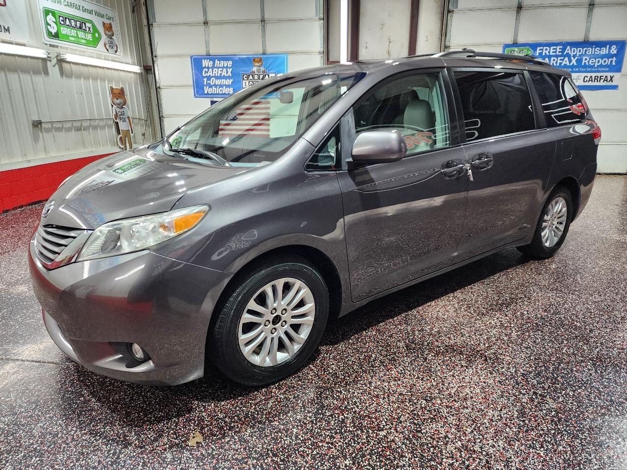 Toyota Sienna 5dr 7-Pass Van V6 XLE AAS FWD (Natl) 2012