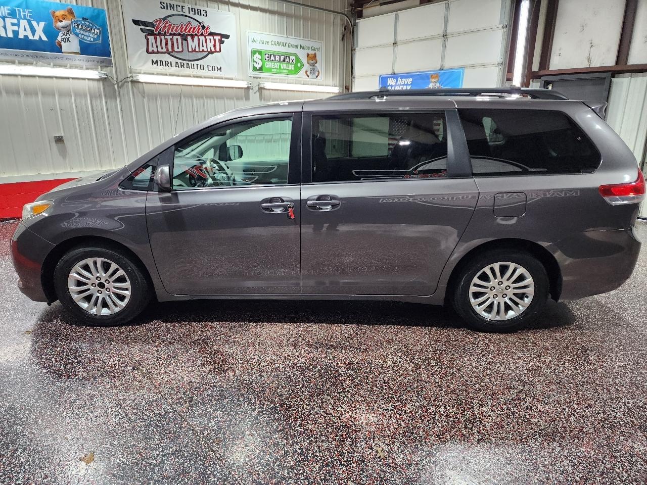 Toyota Sienna 5dr 7-Pass Van V6 XLE AAS FWD (Natl) 2012