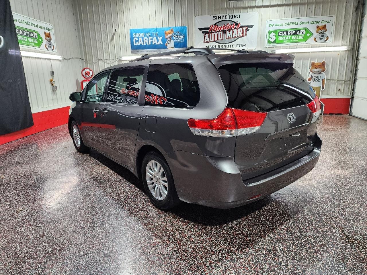 Toyota Sienna 5dr 7-Pass Van V6 XLE AAS FWD (Natl) 2012