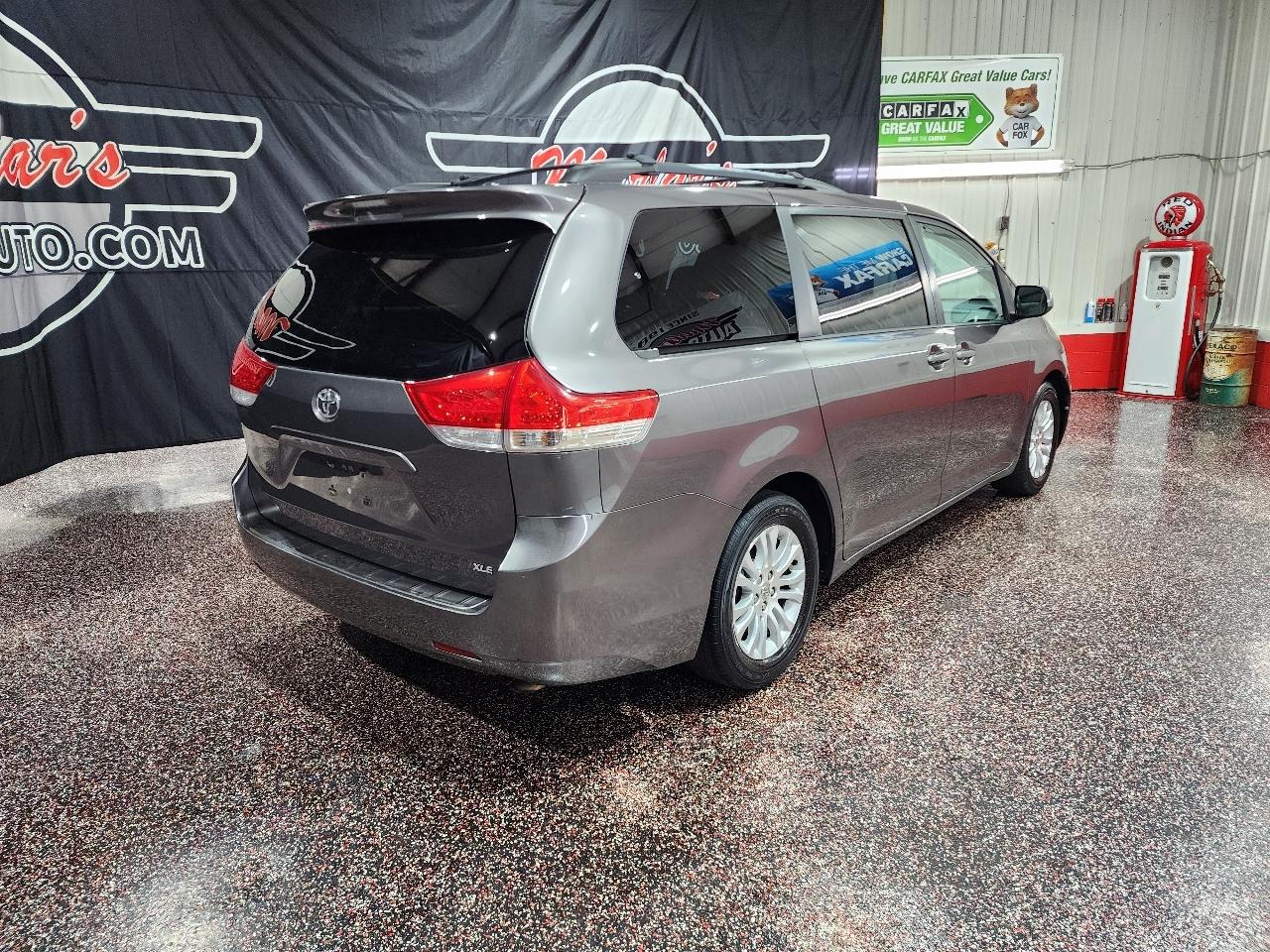 Toyota Sienna 5dr 7-Pass Van V6 XLE AAS FWD (Natl) 2012