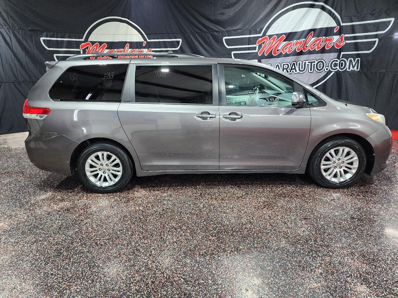 Toyota Sienna 5dr 7-Pass Van V6 XLE AAS FWD (Natl) 2012