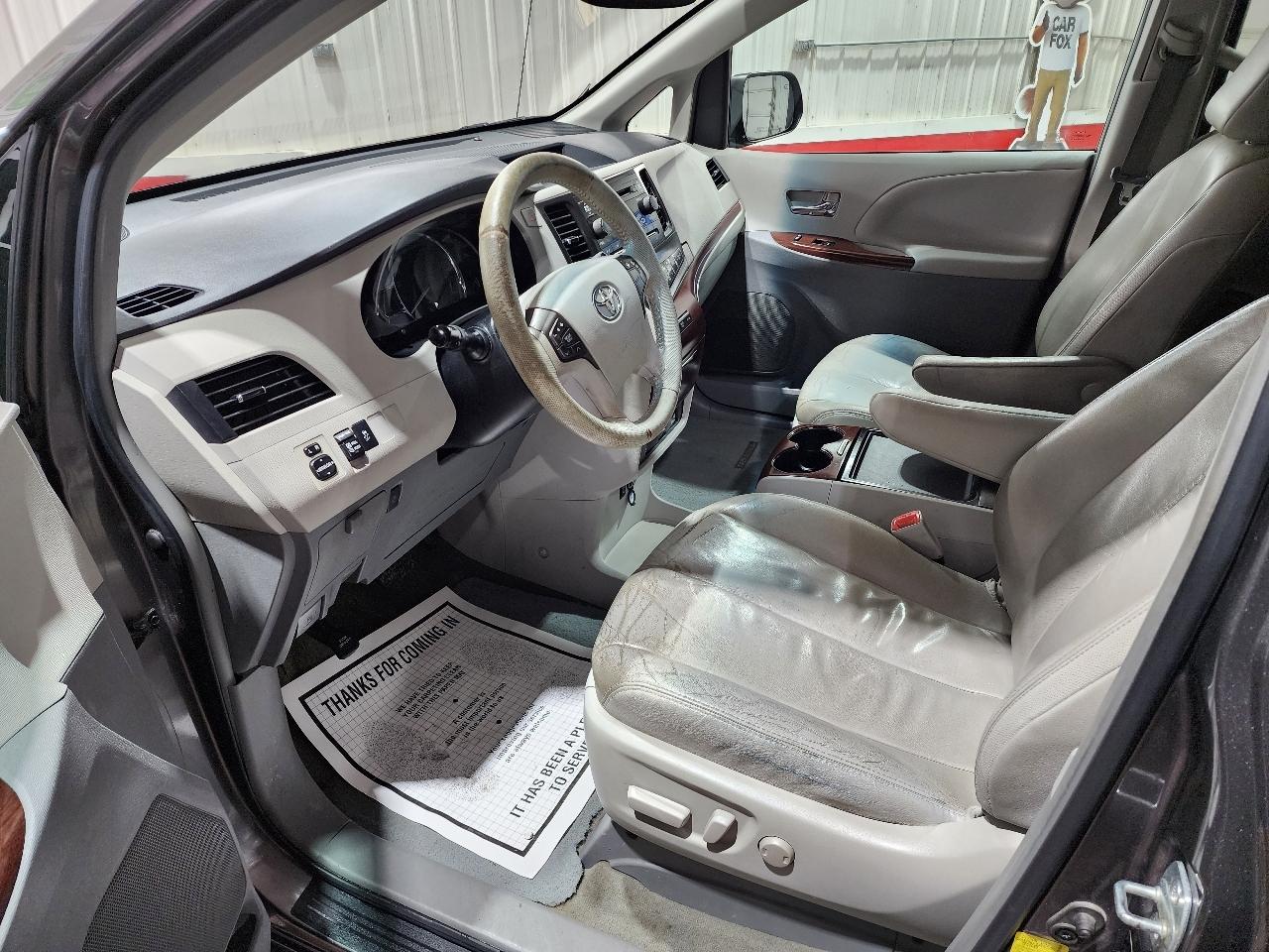 Toyota Sienna 5dr 7-Pass Van V6 XLE AAS FWD (Natl) 2012