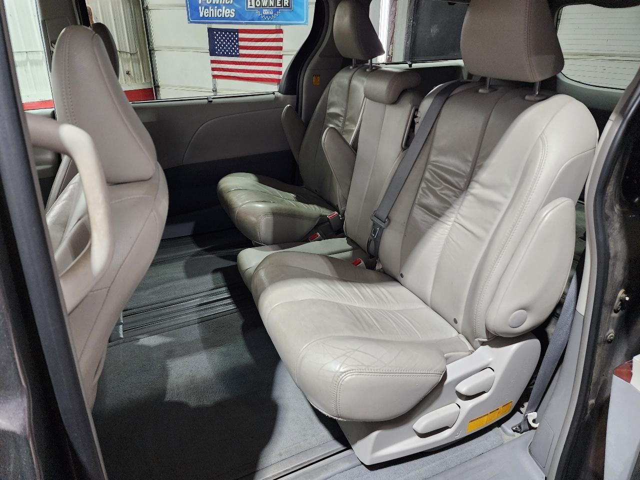 Toyota Sienna 5dr 7-Pass Van V6 XLE AAS FWD (Natl) 2012