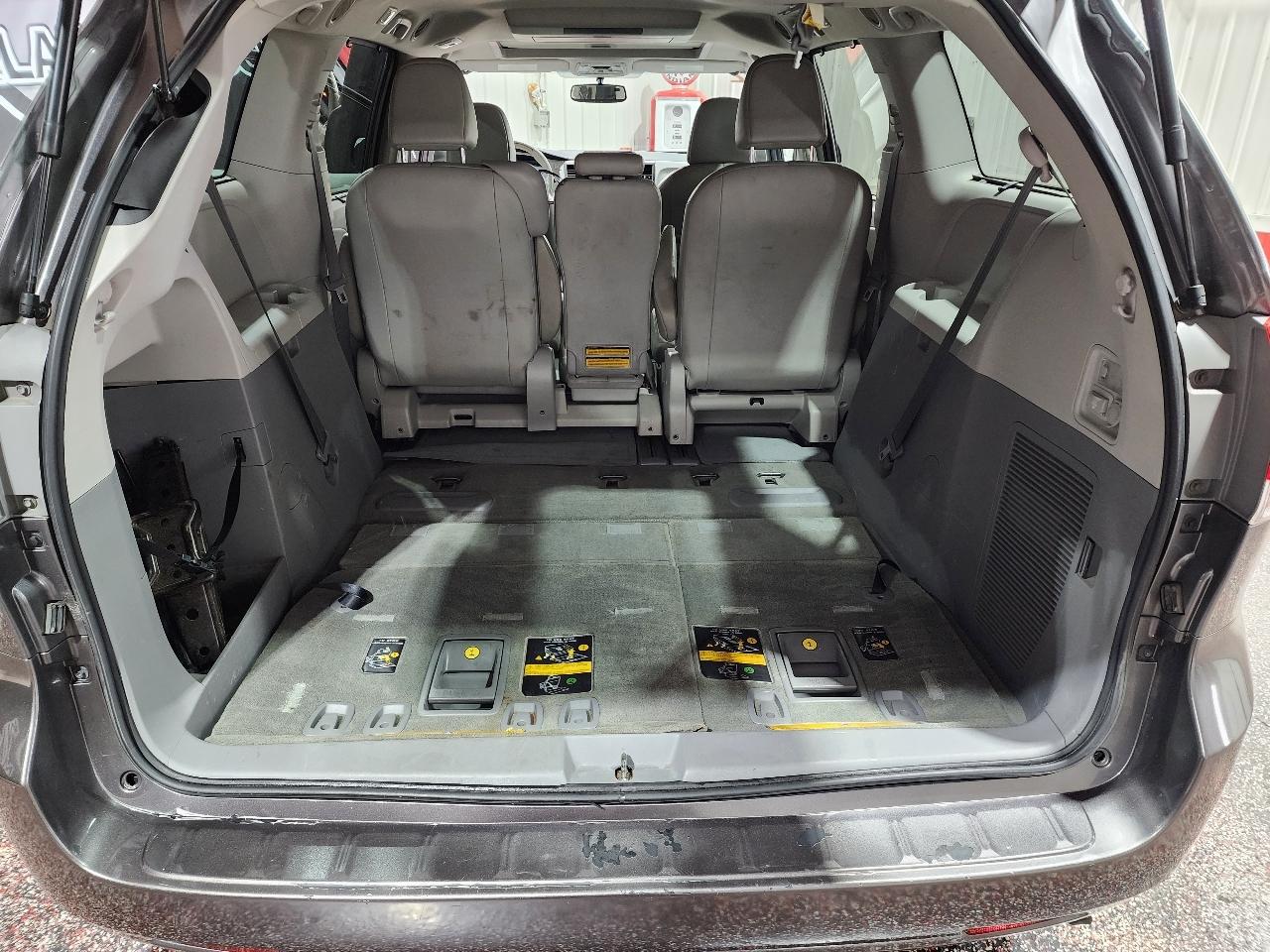 Toyota Sienna 5dr 7-Pass Van V6 XLE AAS FWD (Natl) 2012