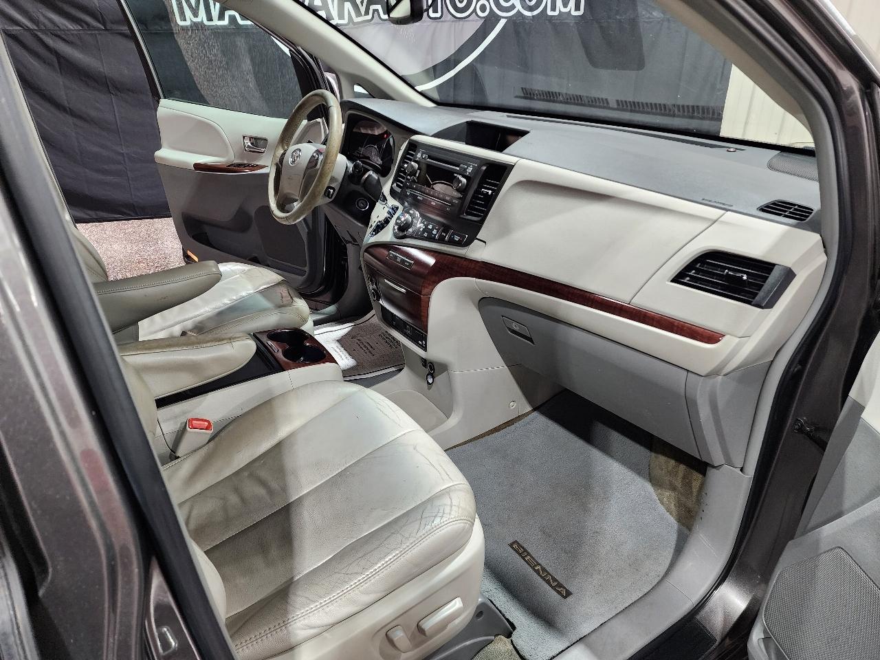 Toyota Sienna 5dr 7-Pass Van V6 XLE AAS FWD (Natl) 2012