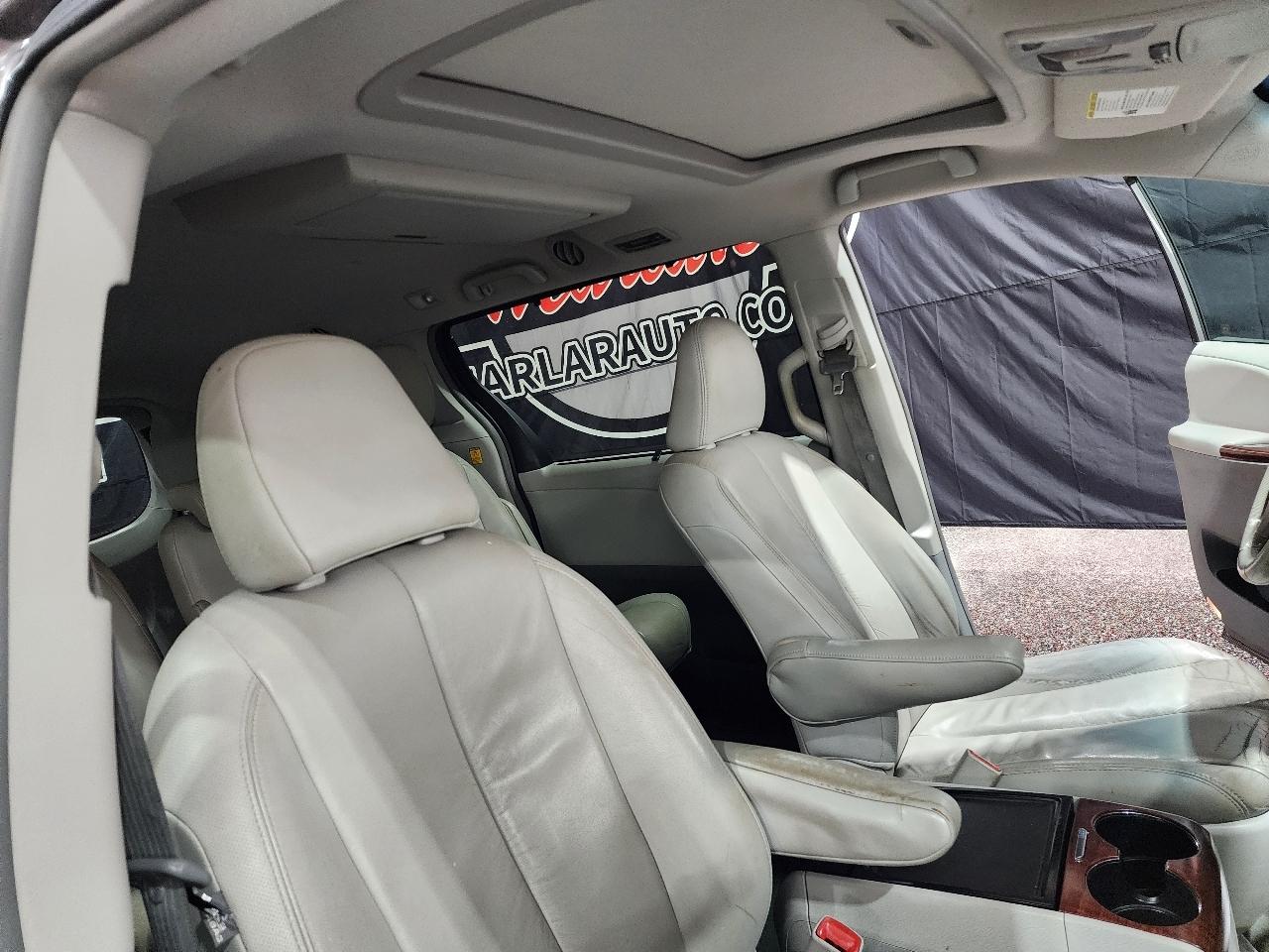 Toyota Sienna 5dr 7-Pass Van V6 XLE AAS FWD (Natl) 2012