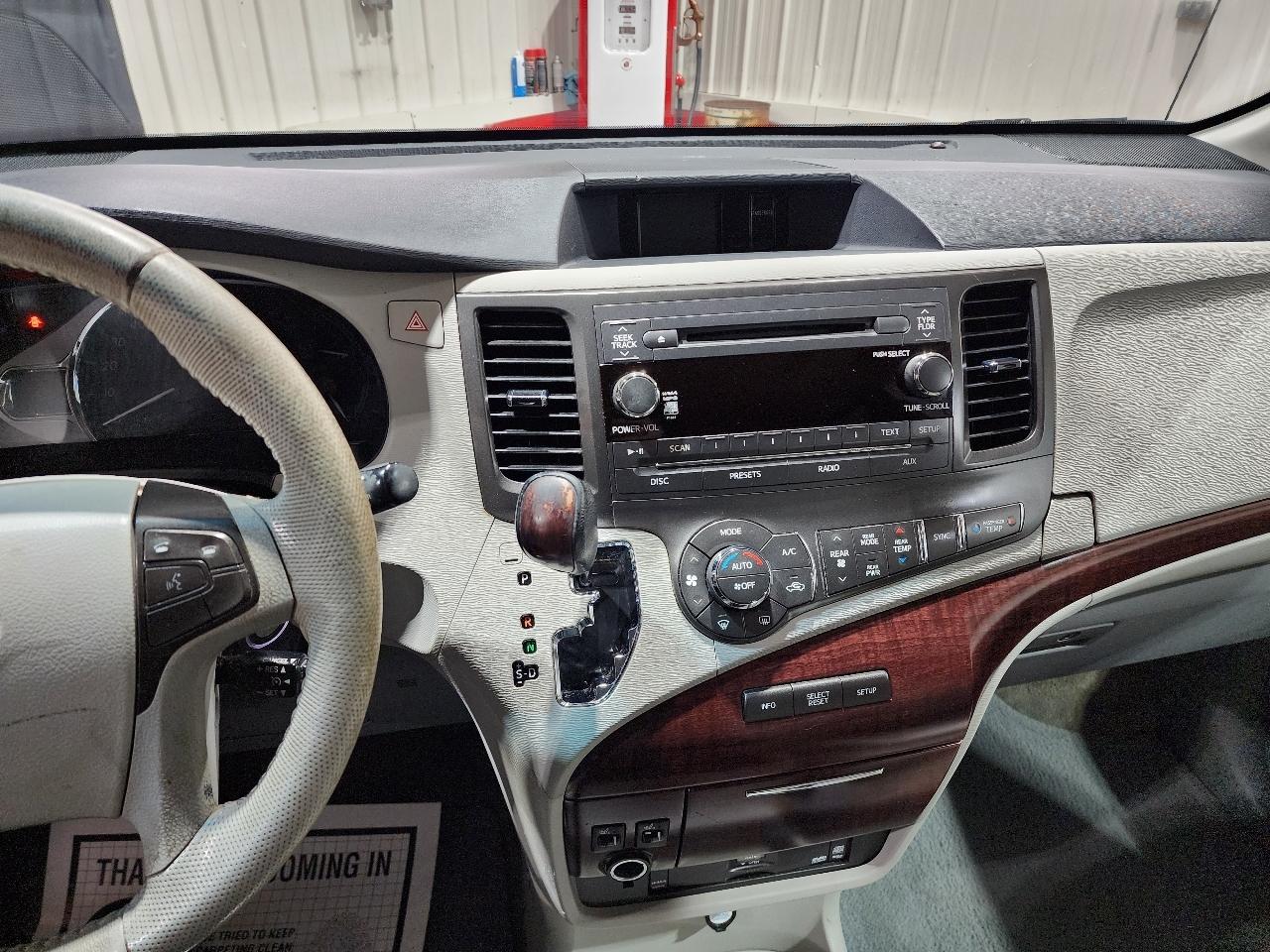 Toyota Sienna 5dr 7-Pass Van V6 XLE AAS FWD (Natl) 2012