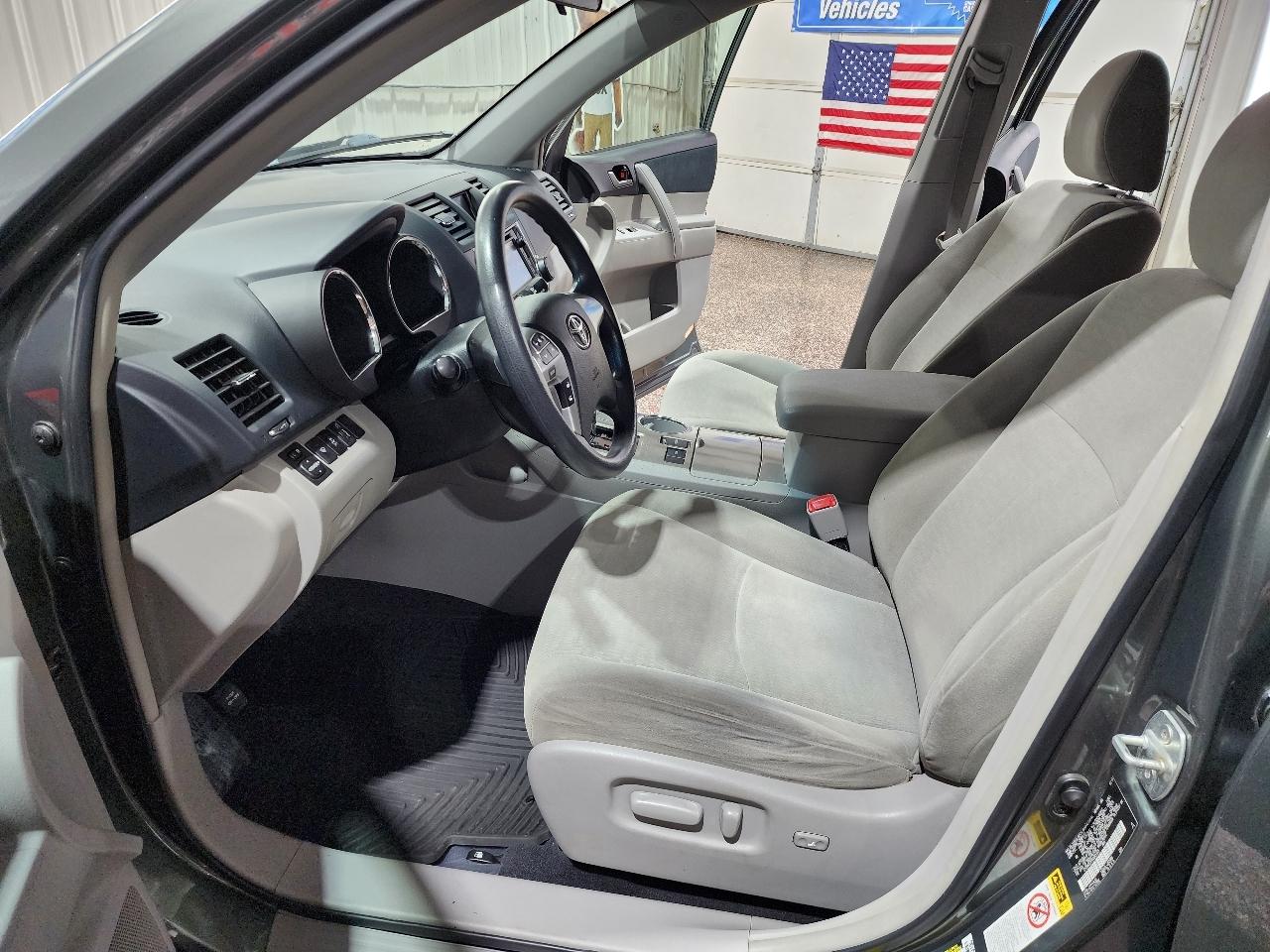 Toyota Highlander FWD 4dr I4 (Natl) 2013