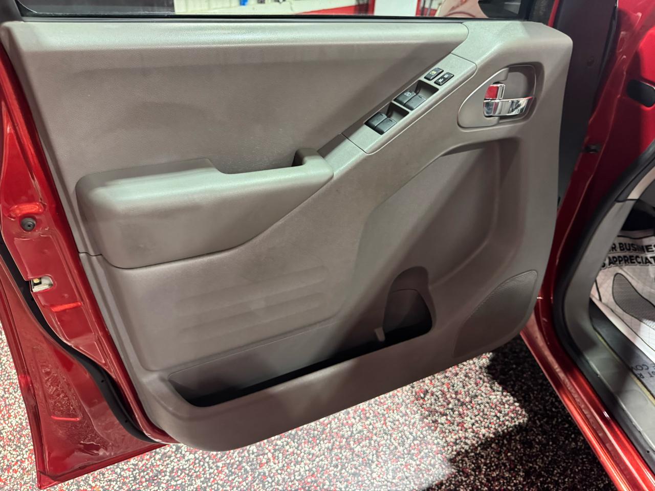 Nissan Frontier 4WD Crew Cab SWB Auto SV 2015