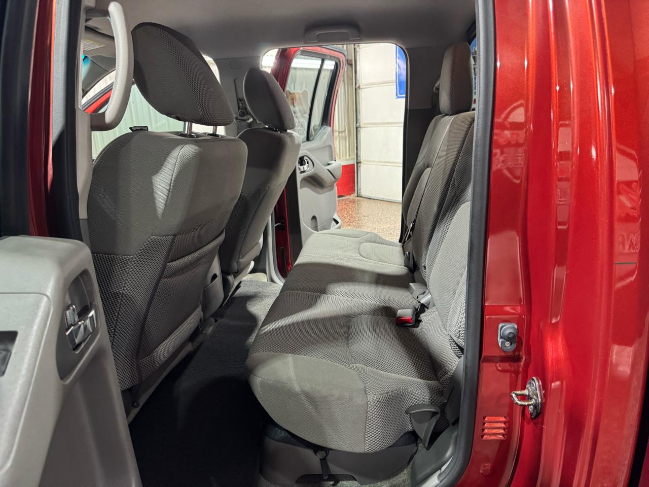 Nissan Frontier 4WD Crew Cab SWB Auto SV 2015