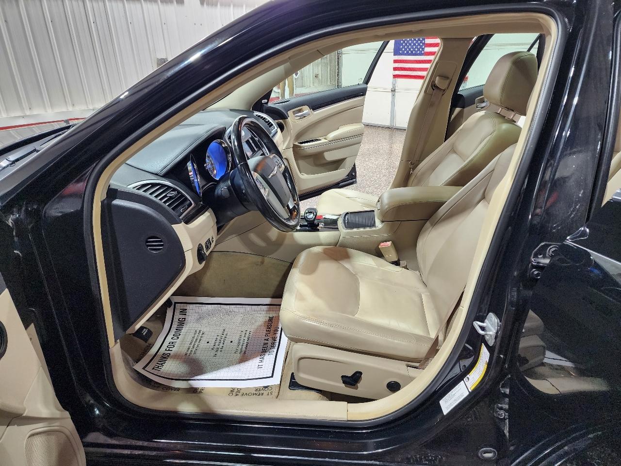 Chrysler 300 4dr Sdn V6 Limited RWD 2012