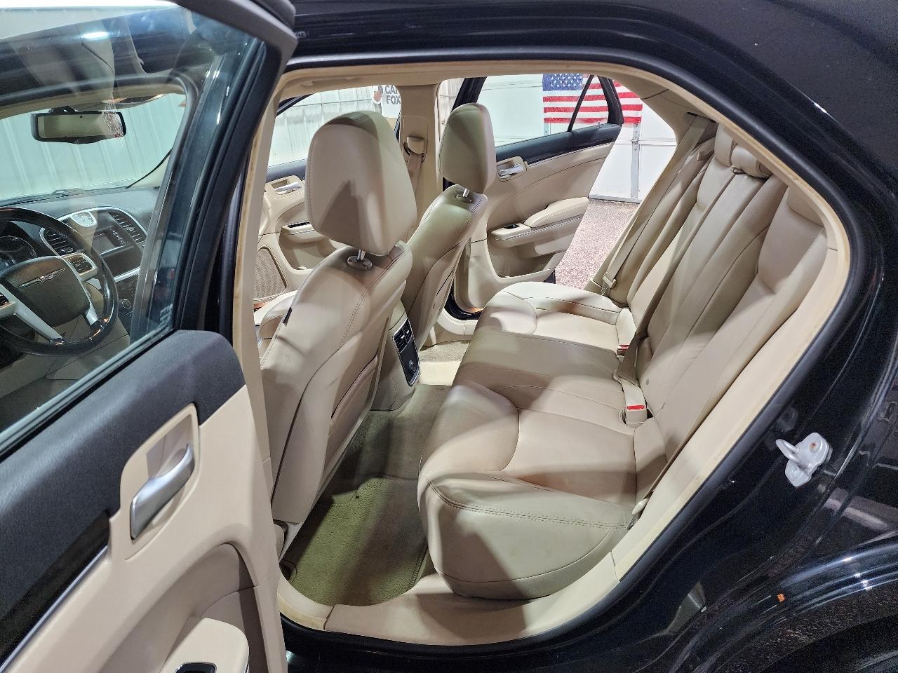 Chrysler 300 4dr Sdn V6 Limited RWD 2012