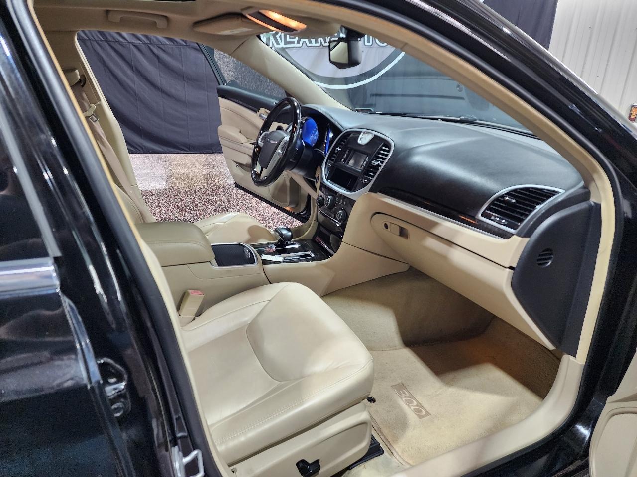 Chrysler 300 4dr Sdn V6 Limited RWD 2012