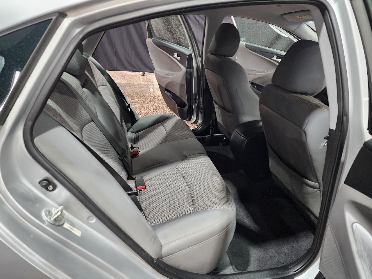 Hyundai Sonata 4dr Sdn 2.4L Auto GLS 2011