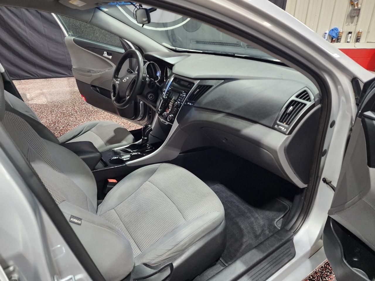 Hyundai Sonata 4dr Sdn 2.4L Auto GLS 2011