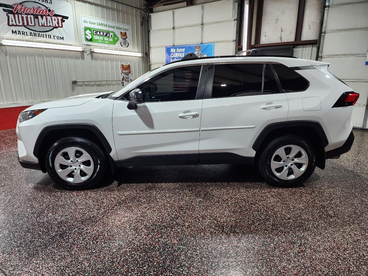 Toyota RAV4 LE FWD (Natl) 2021