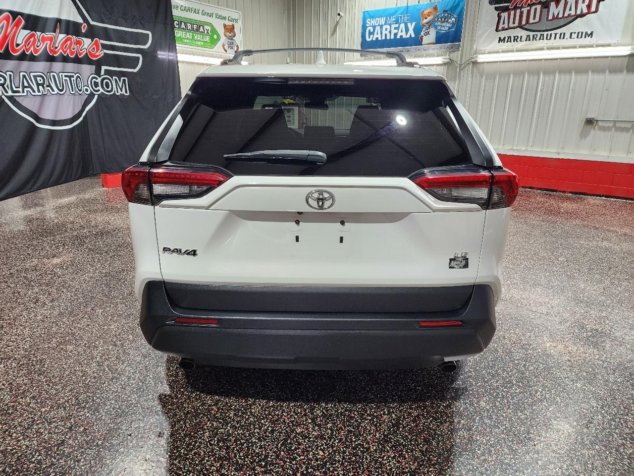 Toyota RAV4 LE FWD (Natl) 2021