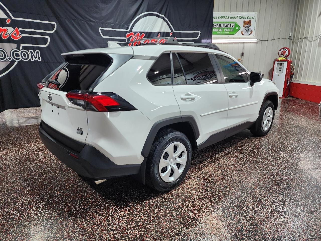 Toyota RAV4 LE FWD (Natl) 2021