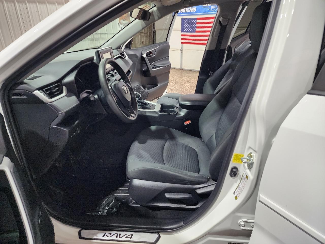 Toyota RAV4 LE FWD (Natl) 2021