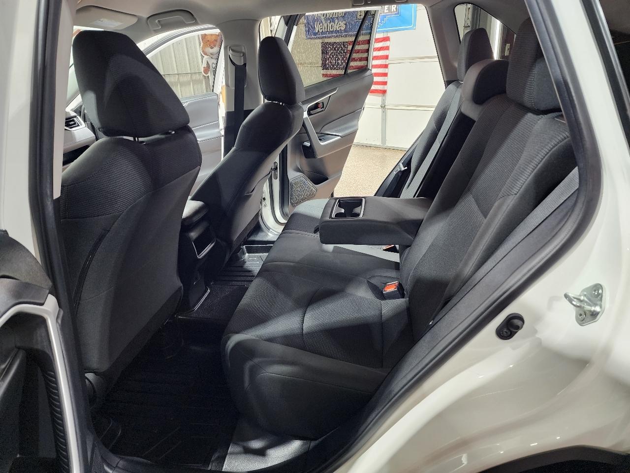Toyota RAV4 LE FWD (Natl) 2021