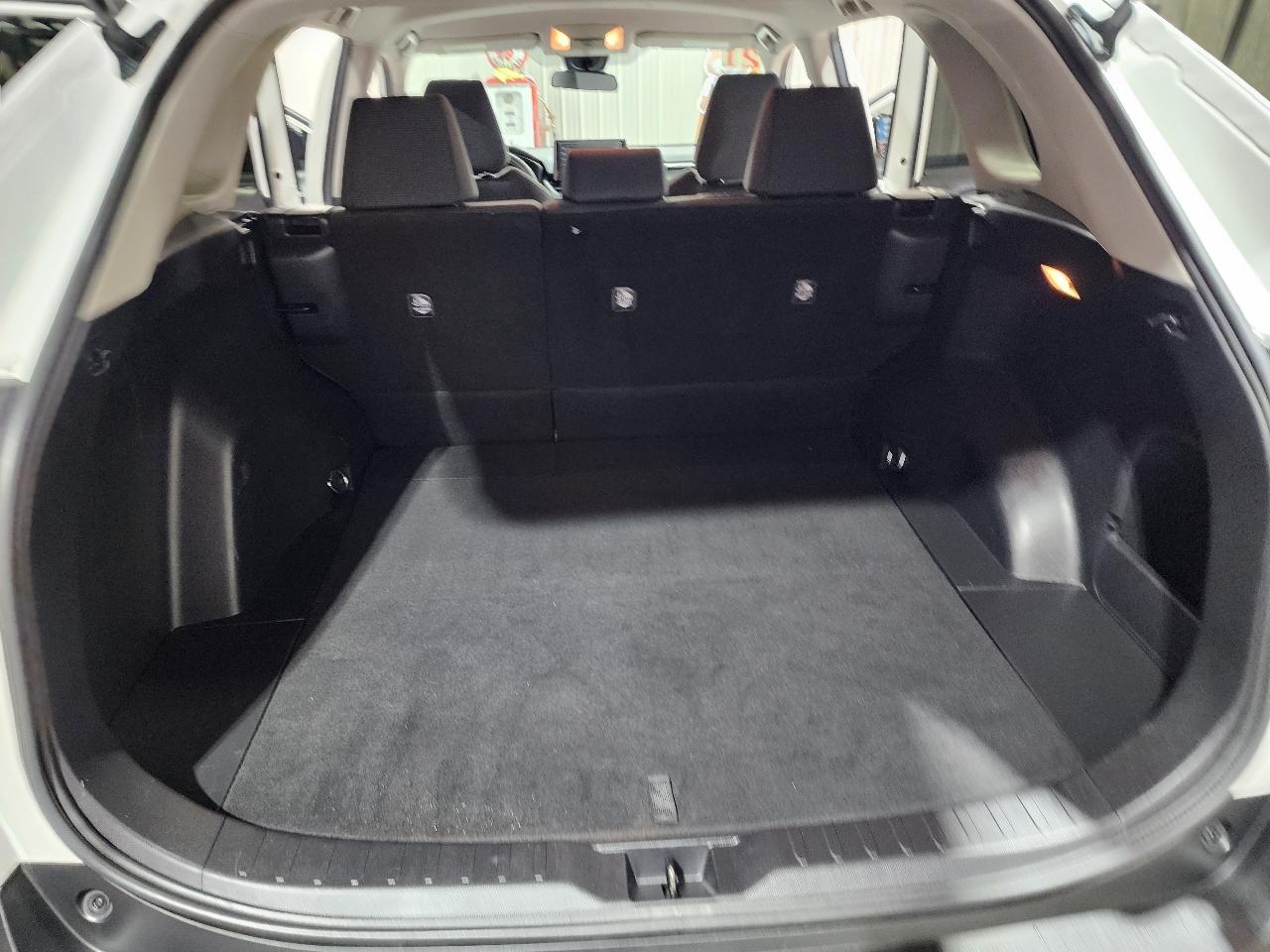 Toyota RAV4 LE FWD (Natl) 2021