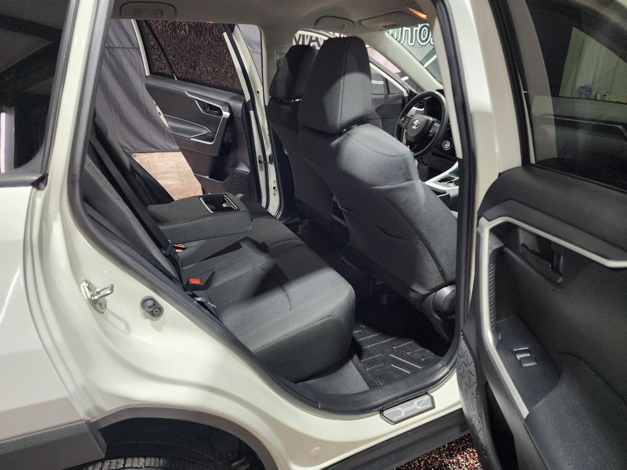 Toyota RAV4 LE FWD (Natl) 2021
