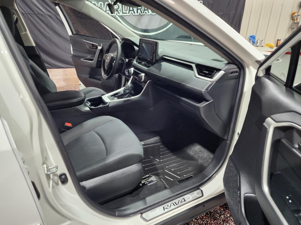 Toyota RAV4 LE FWD (Natl) 2021