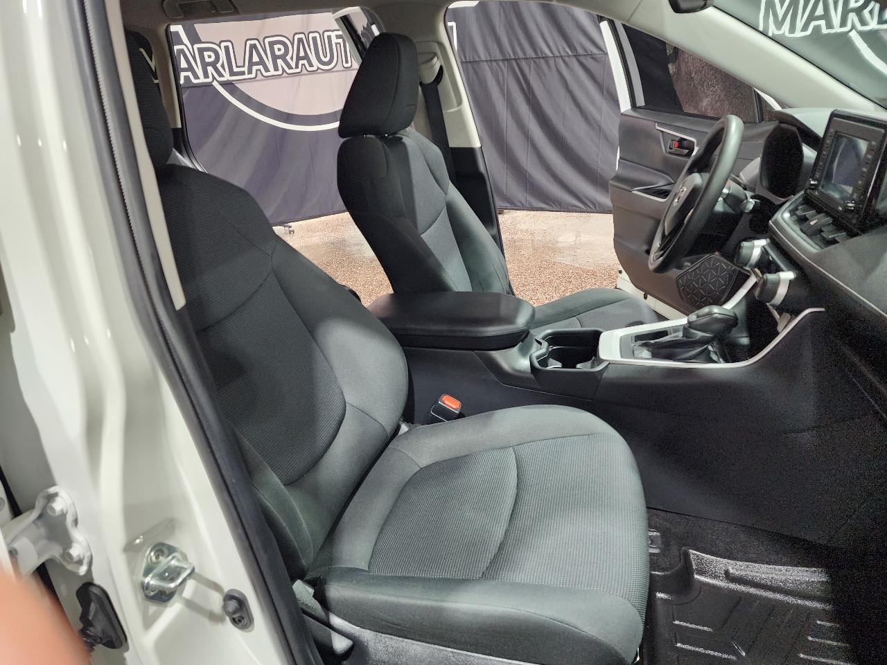 Toyota RAV4 LE FWD (Natl) 2021