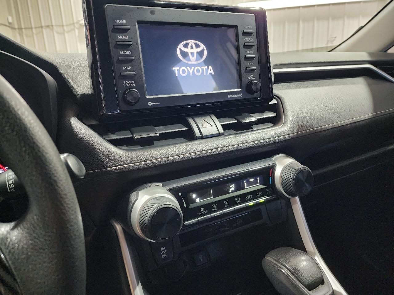 Toyota RAV4 LE FWD (Natl) 2021