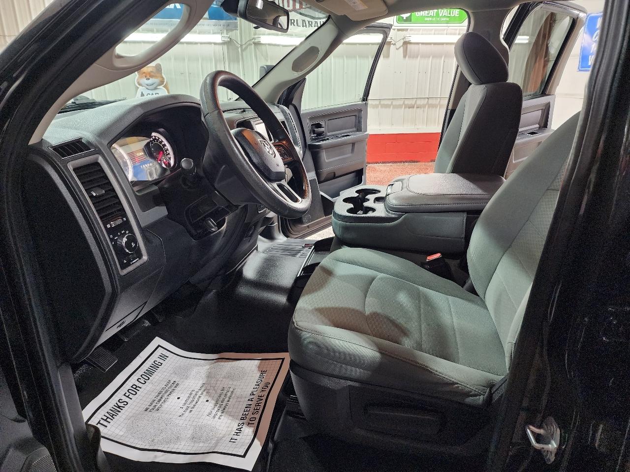 RAM 1500 4WD Crew Cab 140.5" Express 2016