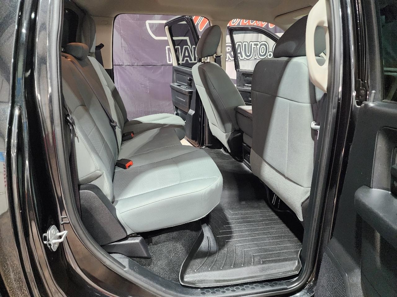 RAM 1500 4WD Crew Cab 140.5" Express 2016