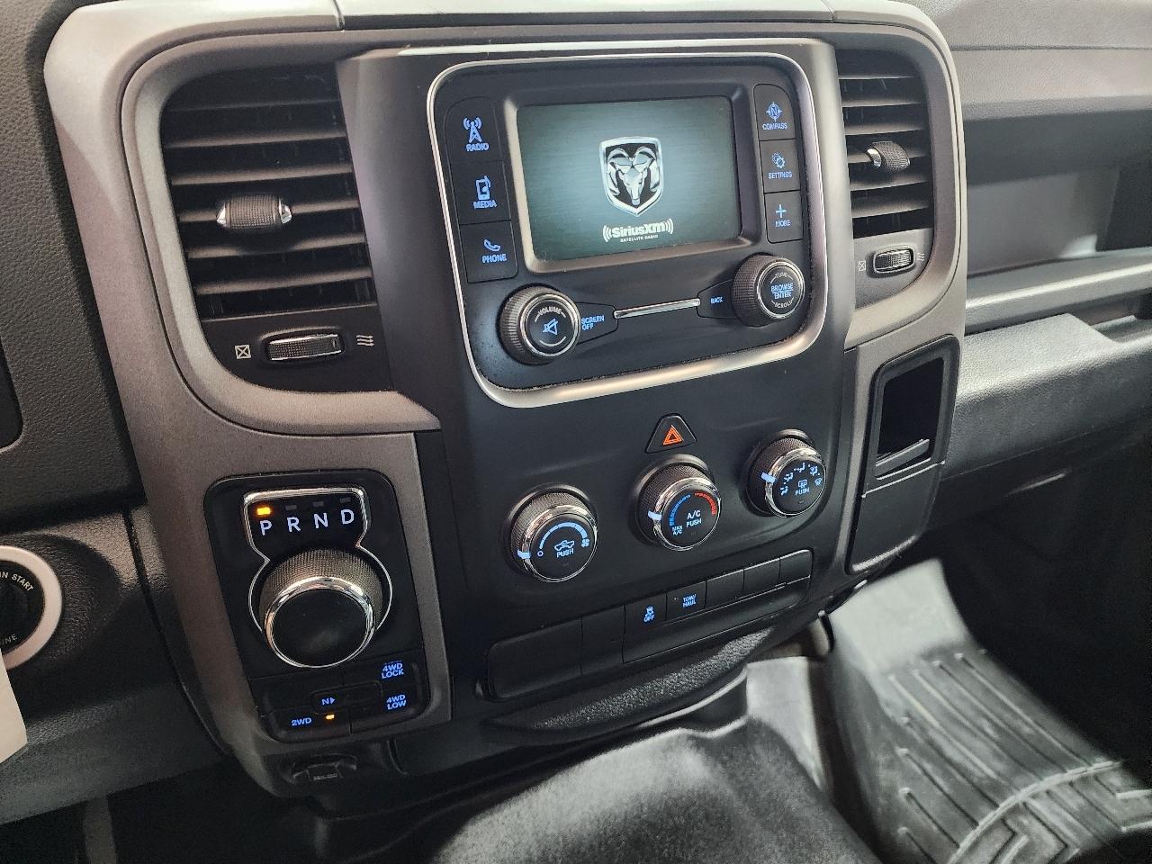 RAM 1500 4WD Crew Cab 140.5" Express 2016
