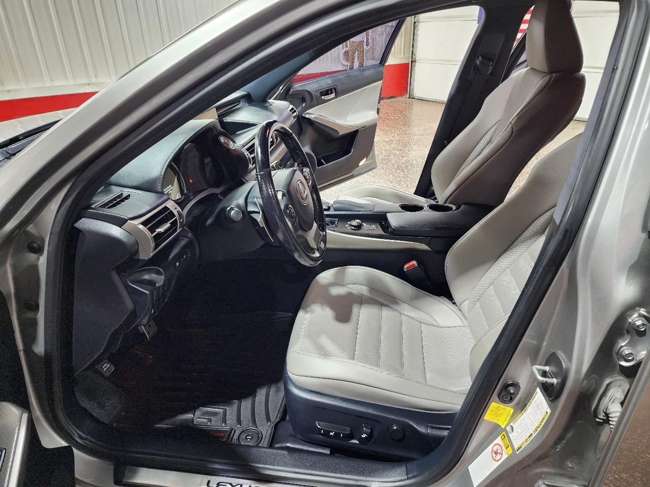Lexus IS 350 4dr Sdn RWD 2016