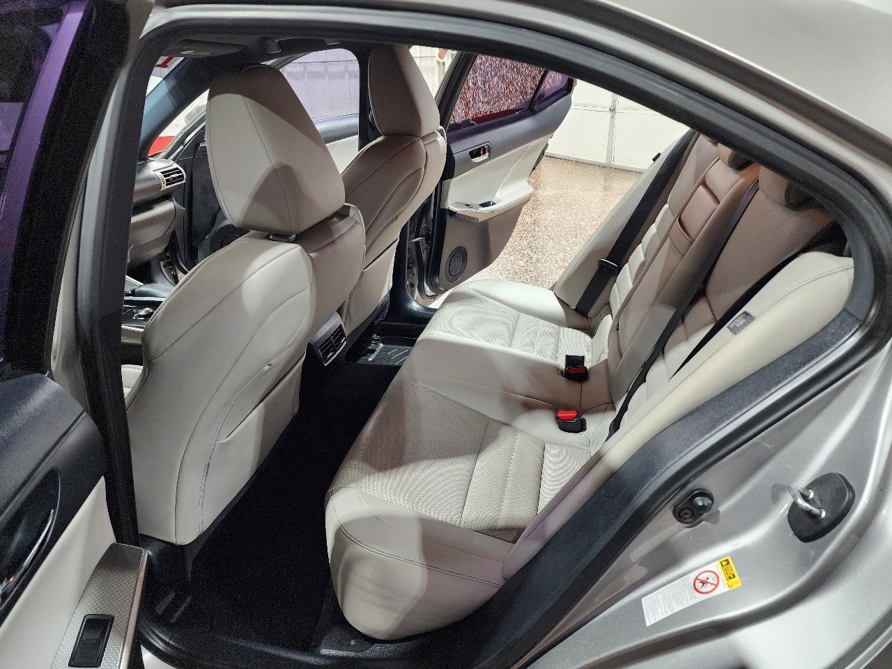 Lexus IS 350 4dr Sdn RWD 2016
