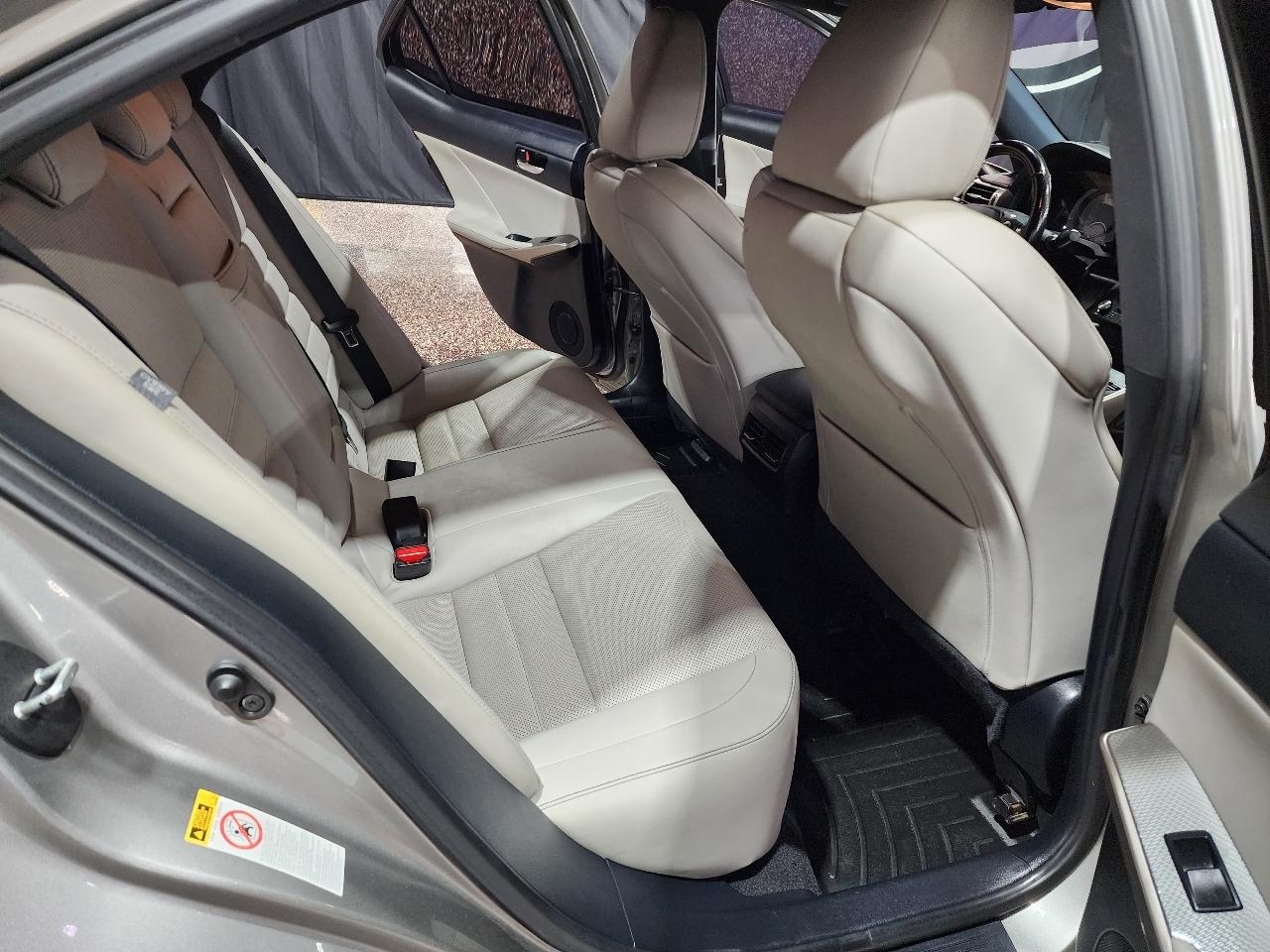 Lexus IS 350 4dr Sdn RWD 2016