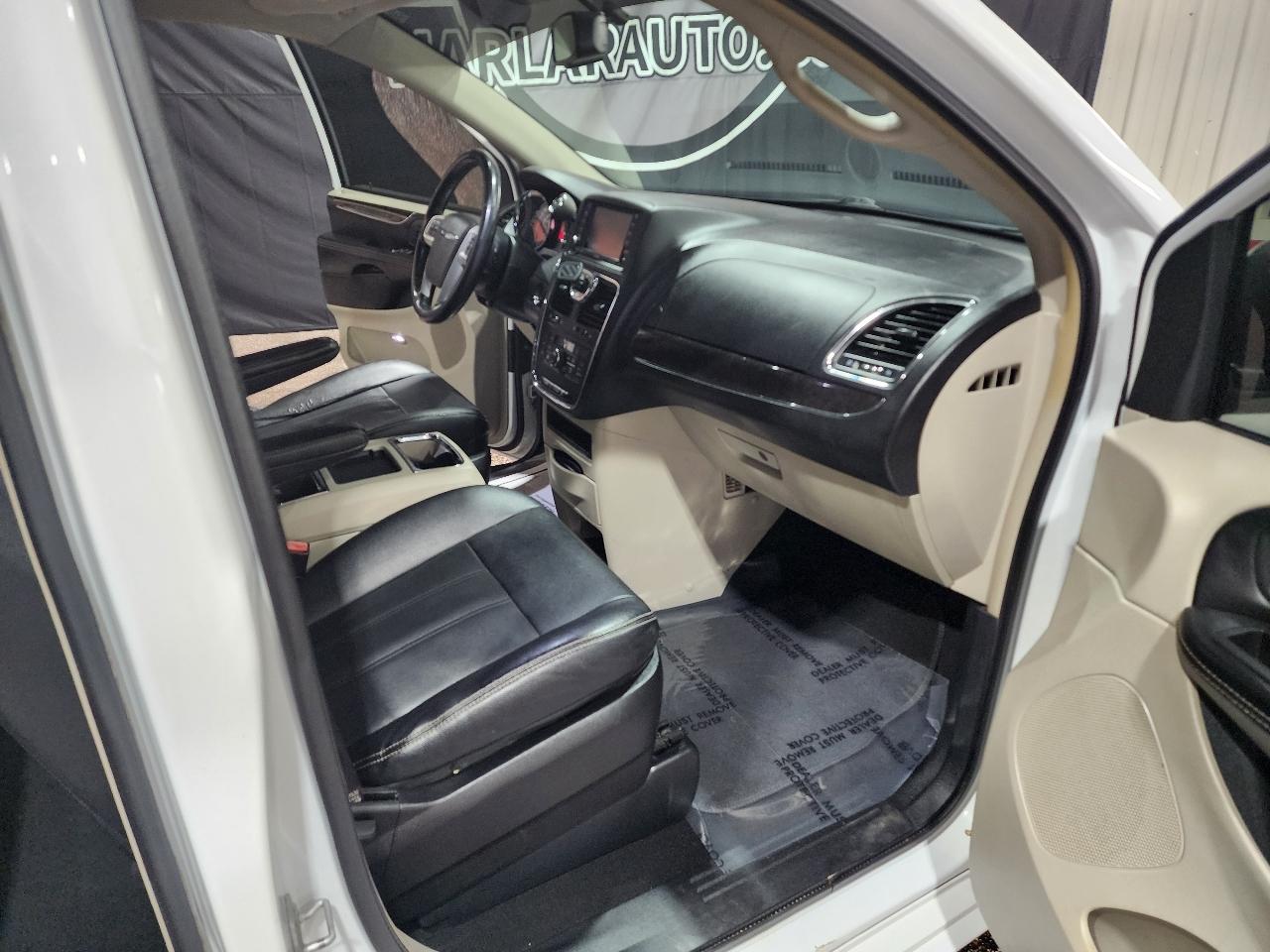 Chrysler Town & Country 4dr Wgn Touring 2016