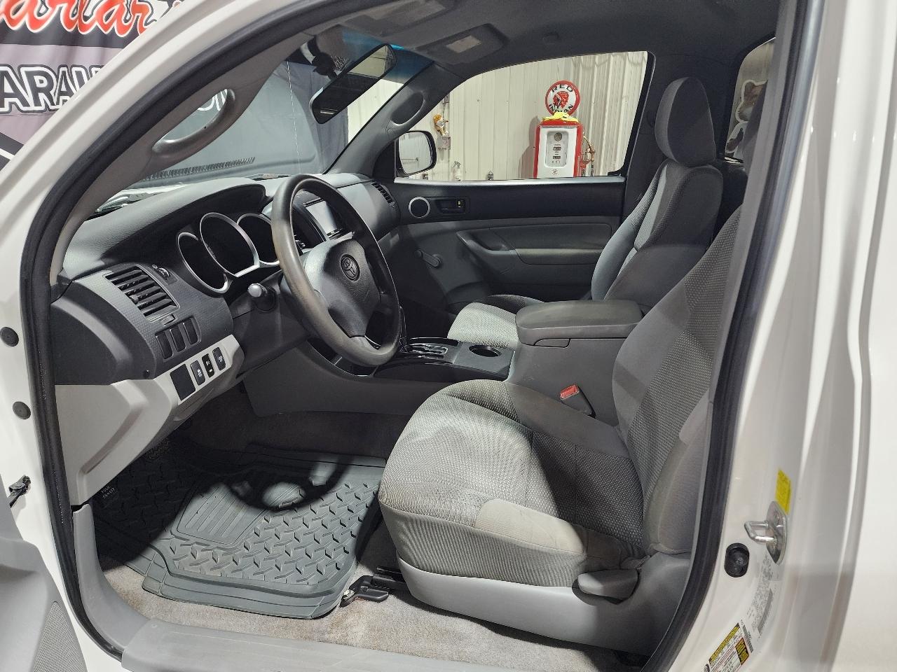 Toyota Tacoma 4WD Reg I4 MT (Natl) 2011