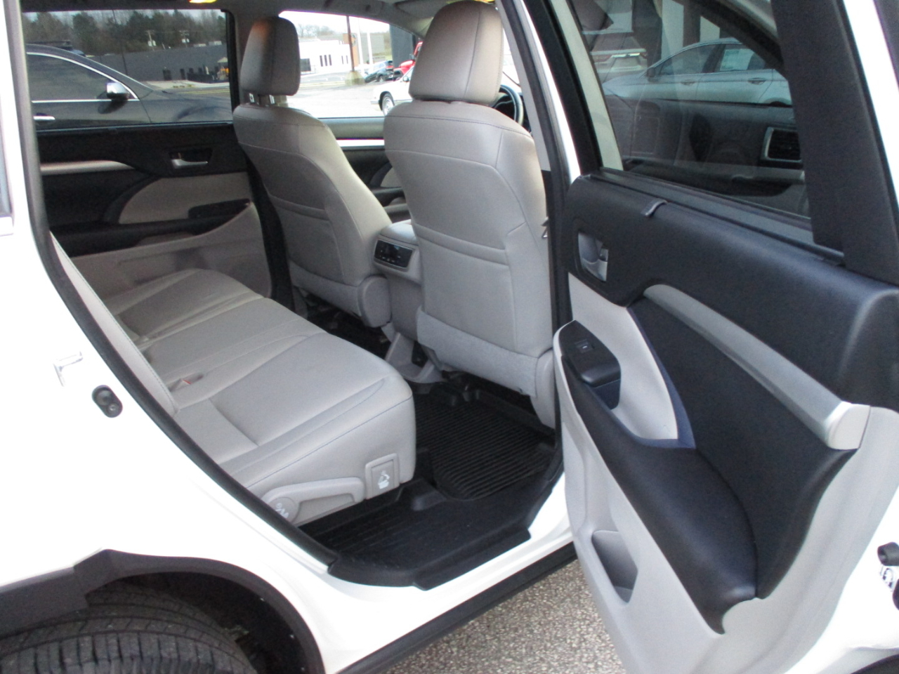 Toyota Highlander XLE V6 AWD (Natl) 2017