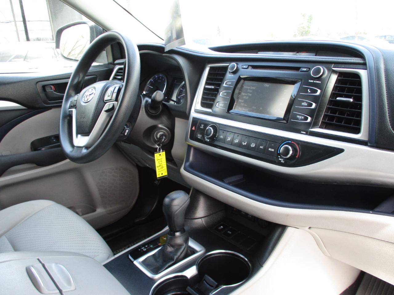 Toyota Highlander LE I4 FWD (Natl) 2017