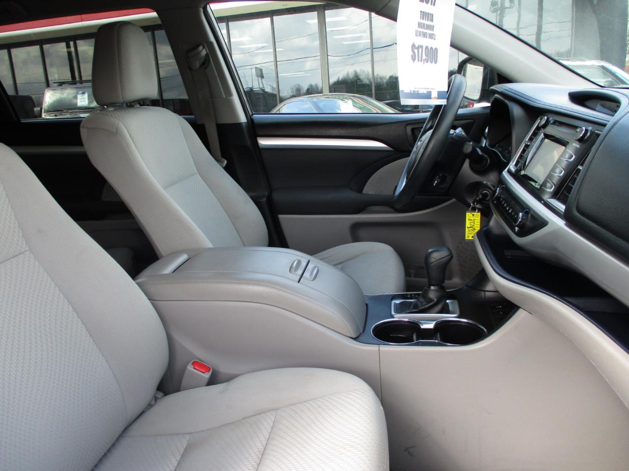 Toyota Highlander LE I4 FWD (Natl) 2017